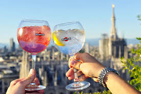 Der wegen der vanilleblüten in seinem herzen auch „bianchissimo eiskaltes tonic water verwandelt martini® bianco in einen köstlichen longdrink. Rooftop Bar 12 Aperitivi Con Vista Spettacolare 2 Indirizzi Alcohol Free