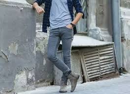 Graue Hose Kombinieren Fur Herren Outfits Und Farbkombinationen Fur Stilvolle Manner Pullover Businesscasual Grauenanzug Ca Pantsuit Mens Fashion Fashion