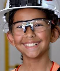 Kut flitet për feminizëm në Shqipëri, shpesh herë dëgjoj që nuk mund të  jemi të barabartë nëse gratë nuk punojnë llaç e tulla. Ja, që ajo ditë  erdhi. S'ka më justifikime, as