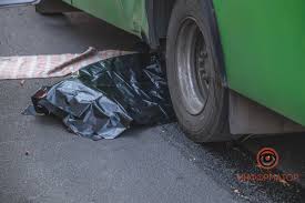 Неизвестные обстреляли автомобиль в центре украинского днепра, погиб человек, правоохранители проводят спецоперацию по задержанию злоумышленника, сообщила. V Dnepre Marshrutka Sbila Zhenshinu Video Novosti Dnepra Ukraina Tch Ua