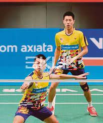 For the badminton rackets, a player can choose between the two types of rackets according to size: Goh V Shem Tan Wee Kiong Badminton Terbuka Malaysia 2018 Klik