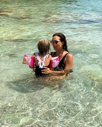 Caterina balivo parla dei suoi figli e confessa che i due non vanno molto d'accordo, ma è solo caterina balivo, come sappiamo, ha due figli. Caterina Balivo E Il Costume Coordinato Con La Figlia Wondernet Magazine