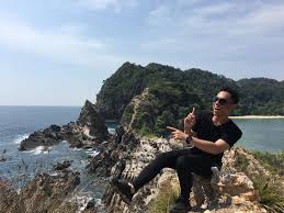 It measures roughly 1.5 by 2.5 km (0.93 by 1.55 mi). Hiking Di Bukit Singa Pulau Kapas Terengganu Afiq Halid