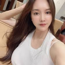 Andrea Maye's Instagram, Twitter & Facebook