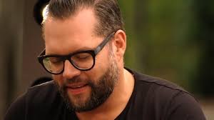 Alex Agnew over geboorte van dochter Amy: “Ik keek naar haar en voelde  niks”