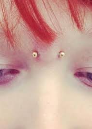 Dimple piercings and jewelry inspiration with extensive cheek piercing information about pain cheek piercing پیرسینگ لپ بدون درد و کاملا بهداشتی با وسایل یکبار مصرف ﻫﺪﻑ ﻣﺎ ﺯﻳﺒﺎﺗﺮ و. Bridge Piercing Alle Infos Und Die Richtige Pflege Prontolind De