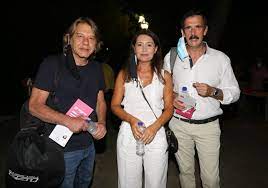 Η αγαπημένη ηθοποιός αναφέρθηκε στην κόρη της, που είναι 21 ετών, στο σύζυγό της. Hrw Moykioy Poso Exei Alla3ei Sta 57 Ths Star Gr