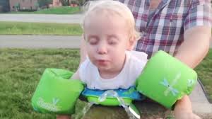 طفل مضحك يلعب بالماء فيديو طفل في الهواء الطل Funny Baby Playing With Water Baby Outdoor Video Youtube