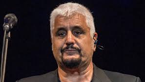Sono queste le parole di salvatore daniele, fratello di pino daniele, sullo striscione che lui ha appeso dal balcone di casa sua, in san giovanni maggiore pignatelli, nel centro storico di napoli. Salvatore Daniele L Addio Della Sorella Mi Piace Immaginarti Con Pino Dilei