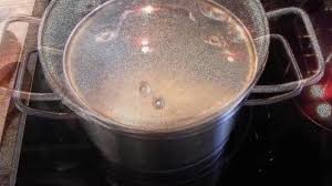 Moderne wasserkocher faszinieren durch ihre fähigkeit wasser beinahe stufenlos auf 1 grad genau zu erhitzen, und die technik hinter den einfachen oder älteren modellen mit mechanischer abschaltfunktion ist nicht weniger interessant.alle elektrischen wasserkocher arbeiten nach dem gleichen prinzip. Ab Wann Fangt Wasser An Zu Kochen