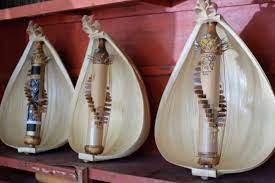 Selanjutnya ada alat musik asal tanah rote, nusa tenggara timur yakni sasando. 20 Alat Musik Tradisional Indonesia Beserta Daerah Asalnya