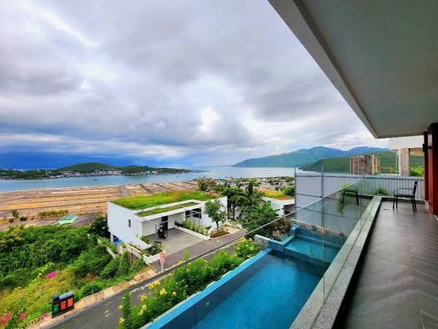 Giá Oceanfront Villa Nha Trang được xác định dựa trên loại villa, số lượng khách, thời gian lưu trú và các dịch vụ đi kèm.