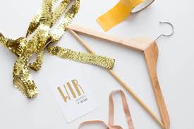 Oder du wurdest als trauzeugin oder brautjungfer auserwählt? Das Hochzeitskleid Richtig In Szene Setzen Glitzer Hochzeitskleid Bugel Diy Platzen Vor Gluck