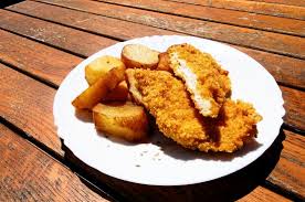 Se zdrobesc fulgii de porumb cu mâna (nu foarte mult). Snitel In Fulgi De Porumb Umplut Cu Cascaval Cu Cartofi Aurii Fotografia De Parc Caffe Hateg Tripadvisor