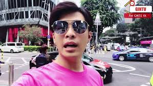 GIN TUẤN KIỆT Mặc Áo Hồng Đi Lòng Vòng Khu Orchard Singapore