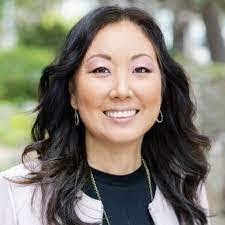 Diane Kratz's Instagram, Twitter & Facebook