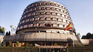 El tribunal constitucional se compone de 12 miembros nombrados por el rey; Tribunal Constitucional Suspende Ley Del Referendum Catalan Hispantv