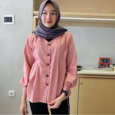 Penampilan modis namun tetap santai saat bepergian keluar juga tetap bisa didapatkan. Model Baju Wanita Terbaru 2018 Atasan Kekinian Keren Modis Sip02