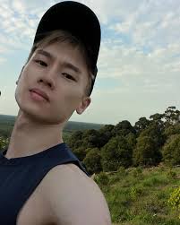 有时我们要回归大自然🍃 我们的身体需要天然营养素，避免化学物质。  我们需要锻炼身体，保持乐观情绪，遵循生活规律。享受健康生活;户外运动，呼吸新鲜空气;生命在于运动，快乐来自天然;每天坚持锻炼，精神好，天天有微笑😉  #newday #naturals #stayhappy #stayhealthy