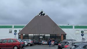 Leroy merlin supports people all around the world improve their living environment and lifestyle, by helping everyone design the home of their dreams and above all, to achieve it. Emmaus Tourcoing Va S Installer Dans L Ancien Leroy Merlin Pres D Auchan Roncq