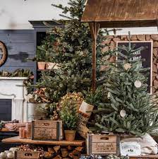 Here S How Chip And Joanna Gaines Split Baby Duties Magnolia Christmas Decor Farmhouse Christmas Decor Christmas Decorations