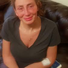 ريهام سعيد التي احتفظت سابقا بصداقة وطيدة بالنجمتين ريم البارودي وبسمة وهبة، وضعتهم بعد حلقة الأمس في خانة الأعداء، ونشرت عبر خاصية الاستوري بحسابها على إنستقرام صورة لها مع تعليق مؤثر قالت فيه: Ø¨Ø§Ù„ØµÙˆØ± Ø±ÙŠÙ‡Ø§Ù… Ø³Ø¹ÙŠØ¯ ØªÙƒØ´Ù Ø¹Ù† ÙˆØ¬Ù‡Ù‡Ø§ Ù„Ø£ÙˆÙ„ Ù…Ø±Ø© ÙˆØªØ¤ÙƒØ¯ Ù…Ø¹Ù†Ø¯ÙŠØ´ Ù…Ø±Ø¶ Ø¬Ù„Ø¯ÙŠ Ù…Ø¬Ù„Ø© Ø³ÙŠØ¯ØªÙŠ