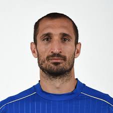 Кьелини в борьбе за мяч с фабрегасом на чемпионате европы 2012. Kellini Sravnil Ronaldu S Ubijcej