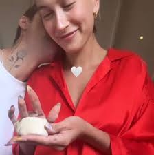 Momen PDA Manis Justin Bieber dan Hailey Bieber