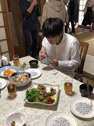 第6話の食事シーンの本番後 牧ママごはんを夢中で食べる田中圭さん 実は撮影の合間も唐揚げをつまみ食いする手が止まらず スタッフから ご飯よそいましょうか と聞かれていました 笑 もぐもぐはるたん 田中圭 おっさんずラブ フォロワー21万突破