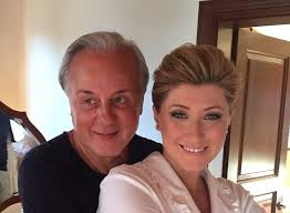 Είναι και η σύζυγός του σία κοσιώνη που με ανάρτησή της στον προσωπικό της λογαριασμό στο facebook ασκεί σφοδρή κριτική στην κυβέρνηση για την απόφαση να μην ανοίξουν οι παιδικοί σταθμοί. Sia Kosiwnh Oi Prwtes Fwtografies Apo To Gamo