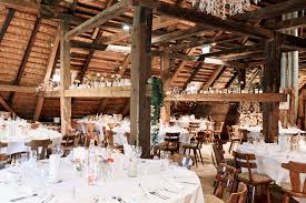 Eine hochzeit in der scheune ist eine richtige location für alle, die den cleanen stil eines typischen restaurants nicht mögen. Scheunenhochzeit Hochzeitsblog The Little Wedding Corner
