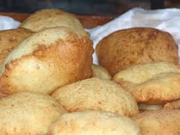 Un semplice boccone dolce di mandorle aromatizzato con la fragranza del limone e uno sfuggente aroma di mandorla amara. Dolci Di Carnevale Sardi 10 Ricette Botteega Blog