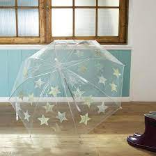 突然の雨でついつい購入してしまう ビニール傘 そんなシンプルな傘をおしゃれに活用できるよう デコパージュや スタンプなど ちょっと手を加えてデコレーション 雨の日のおでかけも楽しくなります 傘 デザイン ビニール傘 傘