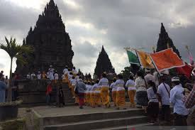 Apa bedanya antara keduanya, tidak ada bedannya. Sucikan Candi Prambanan Umat Hindu Laksanakan Abhiseka Antara News