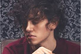 Michele bravi ci è venuto a trovare in collegamento zoom per parlarci del suo nuovo concept album michele ci ha spiegato che si tratta di un sentiero attraverso le canzoni che va ascoltato come si. Michele Bravi E L Incidente Mortale Provo A Uscire Dal Buio Tiscali Spettacoli