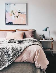 La d co d une chambre grise c est chic il pose une focale sur l espace lit de la chambre et met en valeur les couleurs flashy du linge de. 1001 Conseils Et Idees Pour Une Chambre En Rose Et Gris Sublime