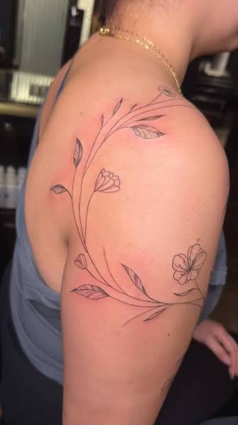 Floral vines free handed on the shoulder:) thank you!, ., ., ., #tattooartist #tattoo #ink #hstc #floraltattoo