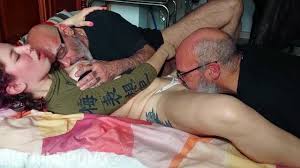 Los mellizos se hacen pasar por una sola persona y son descubiertos