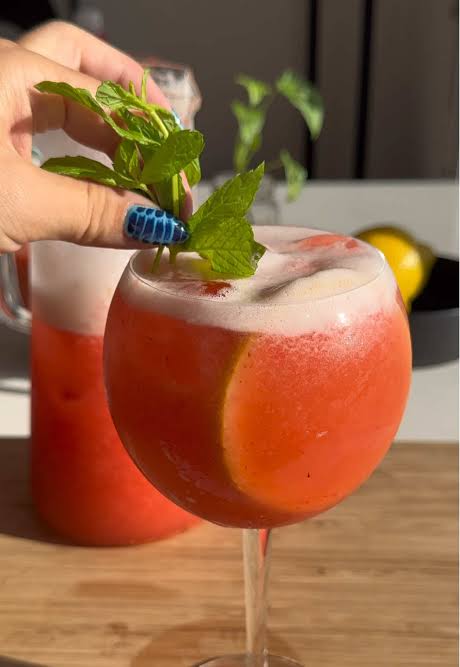 🍸El trago con el que voy a recibir el 2026: GIN DE LIMÓN, FRUTILLA Y  PIÑA😮‍💨. Una delicia, el sabor me hizo acordar al torpedo de frutilla  pero con el toque de la piña que le quedo excelente🍍. ...