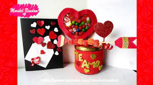 Este humorista revela las tácticas de seducción que utilizan los hombres en los pueblos, al parecer son infalibles, pues esta mujer quiso sorprender a su esposo con una linda decoración y un especial encuentro, pero polilla la dejó más sorprendida cuando le dijo cuál era su regalo de amor y amistad. Detalles De Amor Y Amistad Manualidades Diy Youtube