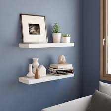 Quatre des cinq étagères aux fixations invisibles adoptent le blanc du sol et des murs pour mieux se fondre dans la pièce. Qzt16nozfrdy M