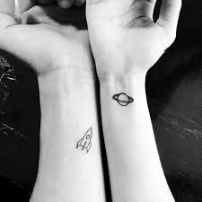 Die kindliche neugier ist ein großartiger schatz, von dem auch. Tattoo Planeten Was Bedeutet Jeder Planet Des Sonnensystems Matching Tattoos Matching Couple Tattoos Couple Tattoos Unique