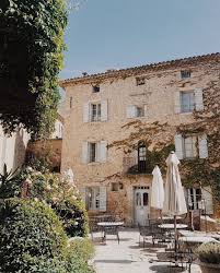 Lorsque L On Passe Les Portes Du Crillon Pour Acceder Au Jardin La Vue S Offre A Nous Et Les Maison En Provence Maison De Vacances France Maison De Vacances
