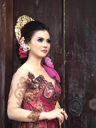 Ia memamerkan potret dirinya yang telah berbaring di kasur dengan. Tak Kalah Cantik Ini 6 Potret Hanesswari Adik Nora Alexandra Yang Jarang Tersorot Hot Liputan6 Com