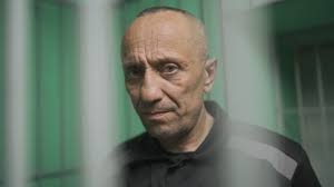 Суд приговорил к девяти годам и восьми месяцам колонии бывшего милиционера, «ангарского маньяка» михаила попкова, который ранее получил два пожизненных срока за 81 убийство. Qusul8brxtvz9m