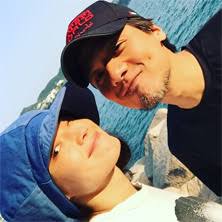 非小猎豹跳上车前盖温情抚摸游客[组图]_图片中国_中国网