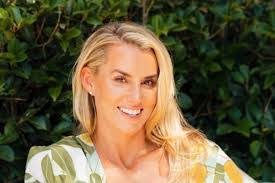 Lara Lewis's Instagram, Twitter & Facebook