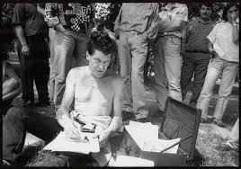 Myoshi mcdaniel, 36murray smith daar boven op het hilton stond herman brood hij zong daar een liedje en wie niet springt is een jood. Herman Brood Stadsarchief Amsterdam