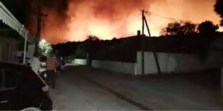 Η φωτιά που εκδηλώθηκε χθες το βράδυ σε δασική έκταση έχει φτάσει μέχρι το αλεποχώρι, κατακαίγοντας εκατοντάδες στρέμματα παρθένου πευκοδάσους και καταστρέφοντας περιουσίες. Mainetai H Fwtia Sto Sxino Korin8ias Ekkenw8hkan E3i Oikismoi Fwto Binteo News