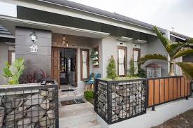 Rumah kelihatan lebih asri serta yang ada didalamnya juga merasa lebih nyaman karena pepohonan dan berwarna di halaman tempat tinggal. Inspirasi Desain Pagar Untuk Pelindung Rumah Cocok Buat Rumah Tropis Semua Halaman Idea